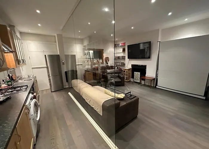 Large Studio Flat In Kensington
