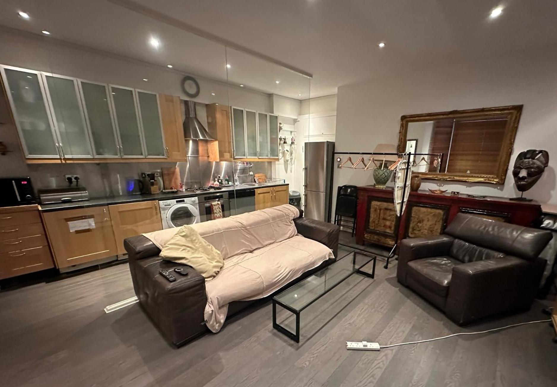 Large Flat In Kensington Apartment *