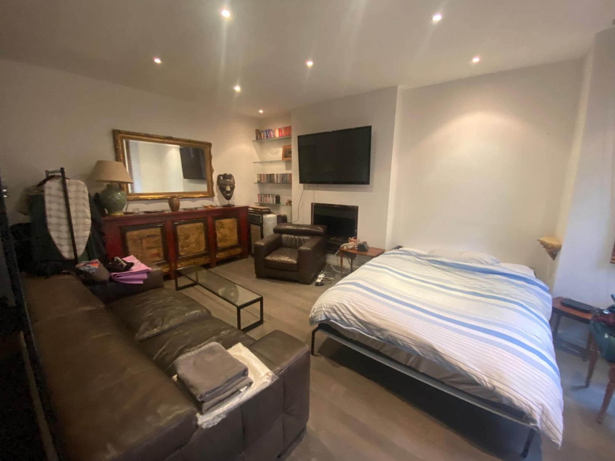 Large Flat In Kensington * London