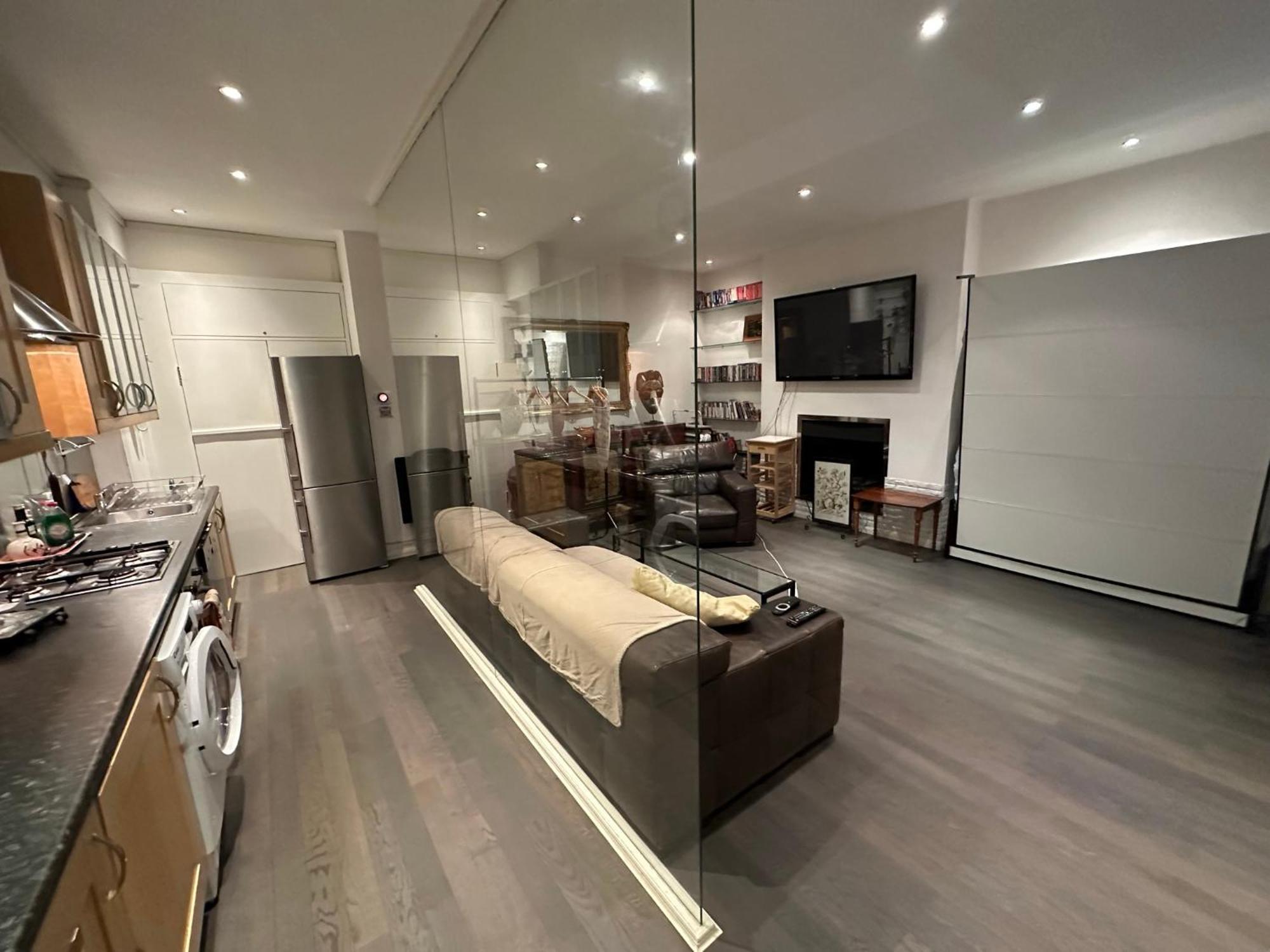 Large Flat In Kensington Apartment *
